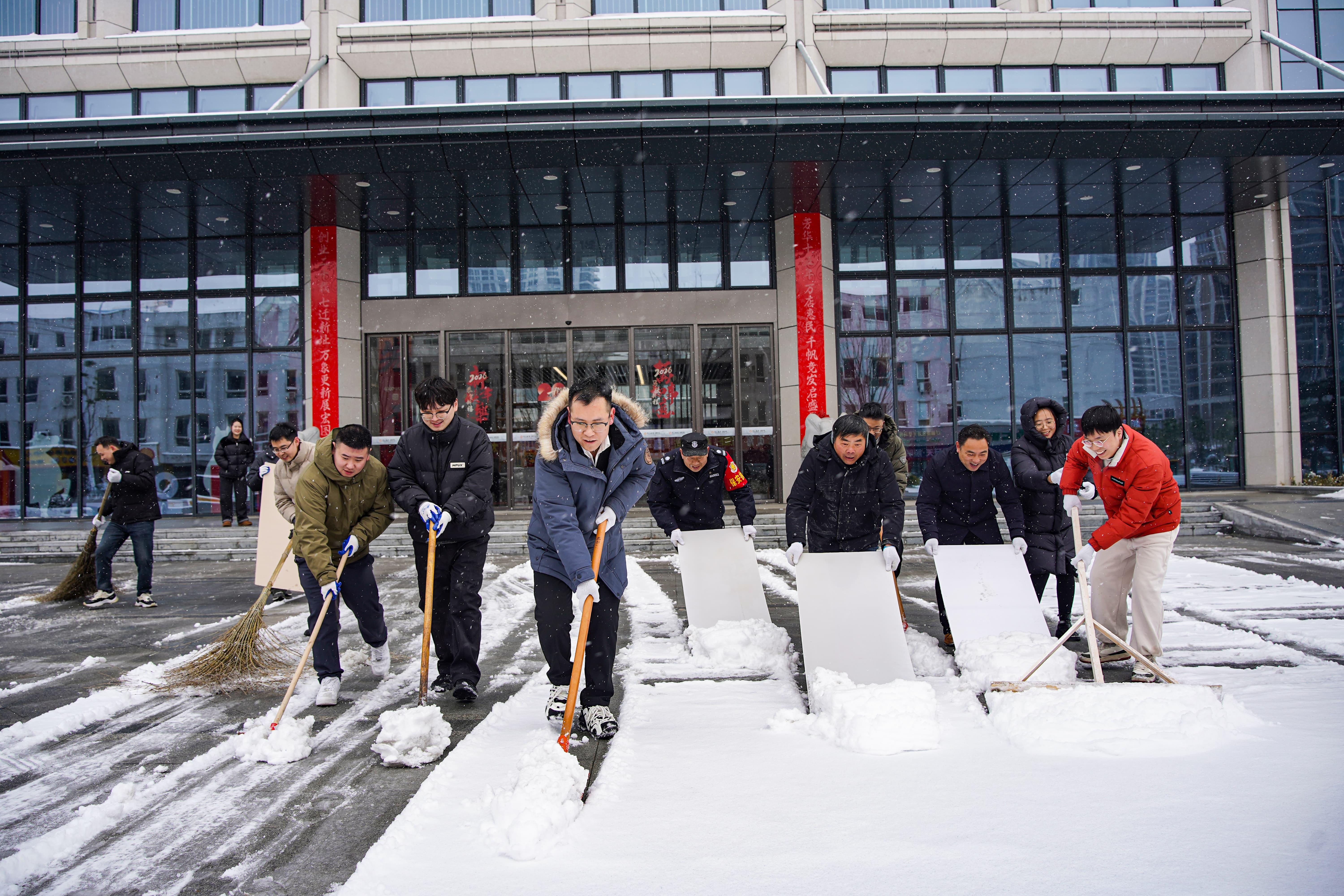 迎寒而上，行动照初心！402cc永利集团党员前锋发展园区除雪行动